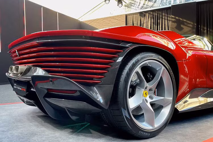 Với bộ sưu tập gần 40 chiếc siêu xe Ferrari, bấy nhiêu cũng đã cho thấy độ đam mê của "Qua" Vũ dành cho thương hiệu nay, nên sẽ không quá bất ngờ nếu ông nằm trong số các khách hàng VIP của hãng. Tuy nhiên, Ferrari Daytona SP3 là 1 sản phẩm đặc biệt, và trước khi ông Vũ được đưa vào danh sách nói trên, họ đã tìm thấy chủ nhân cho toàn bộ 599 chiếc xe Ferrari Daytona SP3?