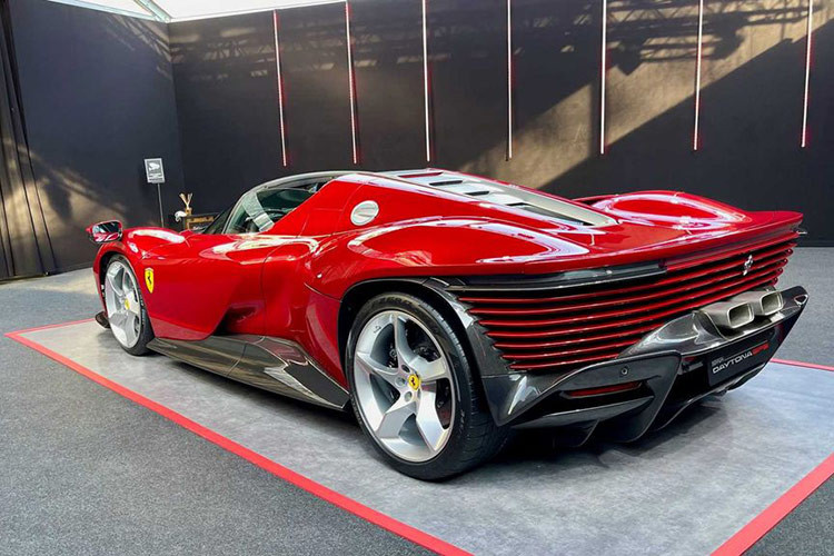 Phần đuôi xe Ferrari Daytona SP3 gây ấn tượng với thiết kế gần giống một chiếc xe concept dải đèn LED nằm ngang tích hợp đèn hậu, cánh gió có thể đóng mở theo tốc độ và phía dưới có các bộ khuếch tán gió làm bằng sợi carbon. 2 ống xả hình thang được đặt trên cao đủ sức hấp dẫn sẽ mang tới âm thanh dữ đội của động cơ V12. Ngoài ra, bộ la-zăng 5 chấu đi kèm lốp Pirelli P Zero Corsa được phát triển riêng cho Daytona SP3.