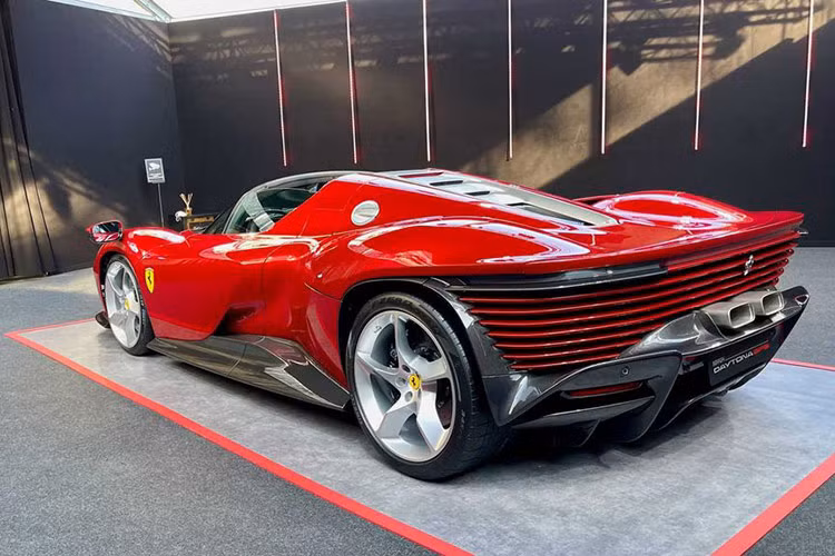 Phần đuôi xe Ferrari Daytona SP3 gây ấn tượng với thiết kế gần giống một chiếc xe concept dải đèn LED nằm ngang tích hợp đèn hậu, cánh gió có thể đóng mở theo tốc độ và phía dưới có các bộ khuếch tán gió làm bằng sợi carbon. 2 ống xả hình thang được đặt trên cao đủ sức hấp dẫn sẽ mang tới âm thanh dữ đội của động cơ V12. Ngoài ra, bộ la-zăng 5 chấu đi kèm lốp Pirelli P Zero Corsa được phát triển riêng cho Daytona SP3.