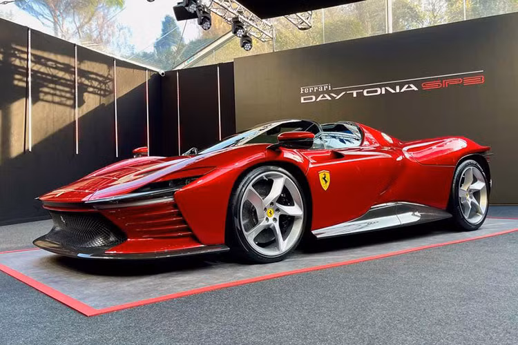 Cuối năm 2021, hãng siêu xe Ferrari đã chính thức viết tiếp câu chuyện thứ 3 của mình là Icona, bao gồm những mẫu xe giới hạn được thiết kế theo phong cách cổ điển, với chiếc xe mang tên gọi rất tuyệt vời là Ferrari Daytona SP3 đặc biệt.