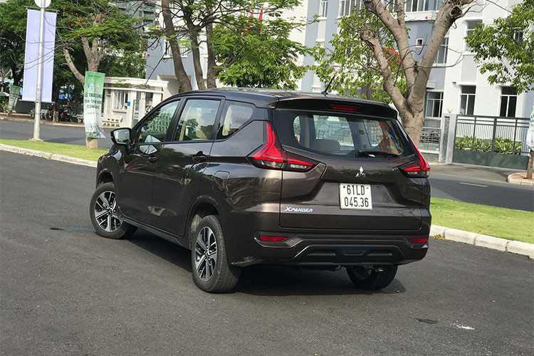 Ra mắt hồi đầu tháng 8/2018, Mitsubishi Xpander 2018 mới là mẫu xe crossover MPV có thiết kế 7 chỗ ngồi. Xe có 2 phiên bản MT và AT - kích thước dài x rộng x cao của xe tương ứng là 4.475 x 1.750 x 1.700 mm. Khoảng sáng gầm xe 205 mm. Khối lượng không tải đối với bản MT và AT là 1.230 kg và 1.240 kg.