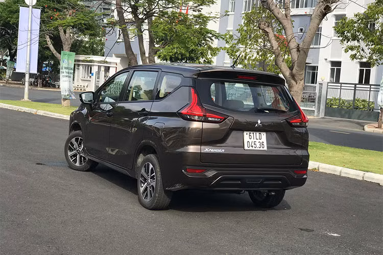 Ra mắt hồi đầu tháng 8/2018, Mitsubishi Xpander 2018 mới là mẫu xe crossover MPV có thiết kế 7 chỗ ngồi. Xe có 2 phiên bản MT và AT - kích thước dài x rộng x cao của xe tương ứng là 4.475 x 1.750 x 1.700 mm. Khoảng sáng gầm xe 205 mm. Khối lượng không tải đối với bản MT và AT là 1.230 kg và 1.240 kg.
