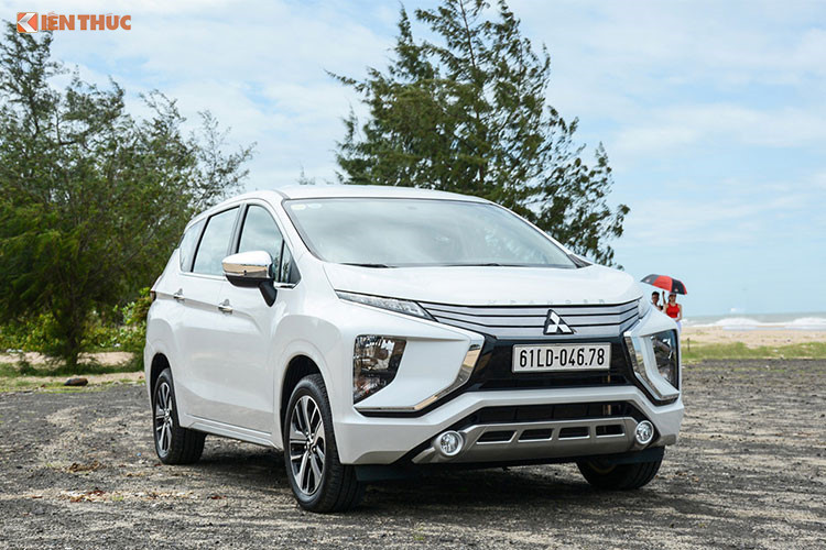 Tại thị trường Việt Nam, mối thủ đe dọa lớn nhất tới doanh số của Mitsubishi Xpander chính là Toyota Rush. Mẫu xe của Toyota dự kiến ra mắt trong tháng 9 hoặc tháng 10 với giá bán tạm tính từ 600 triệu đồng.