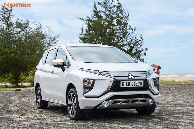 Tại thị trường Việt Nam, mối thủ đe dọa lớn nhất tới doanh số của Mitsubishi Xpander chính là Toyota Rush. Mẫu xe của Toyota dự kiến ra mắt trong tháng 9 hoặc tháng 10 với giá bán tạm tính từ 600 triệu đồng.