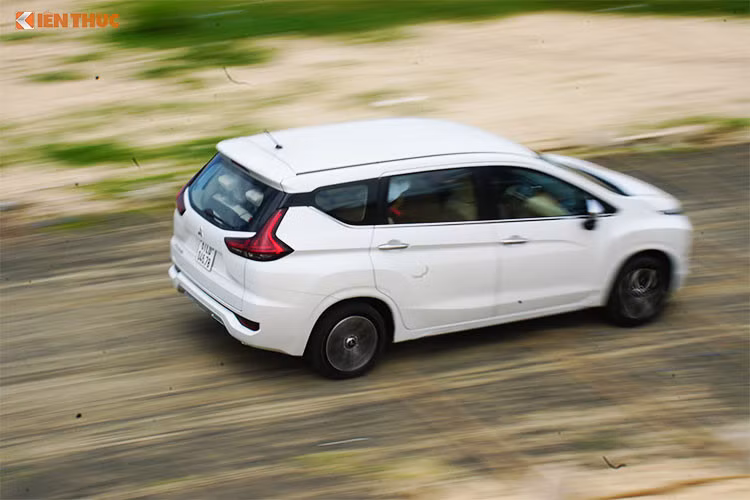 Được biết, Mitsubishi Xpander đã nhận 80.000 đơn hàng từ tháng 8/2017 đến hết tháng 6/2018, và là mẫu xe bán chạy nhất tháng 3/2018 tại thị trường "quê nhà" Indonesia. Còn tại Việt Nam, mẫu xe này ra mắt hồi đầu tháng 8, nhận đặt hàng từ tháng 9, và bắt đầu giao xe từ tháng 10.