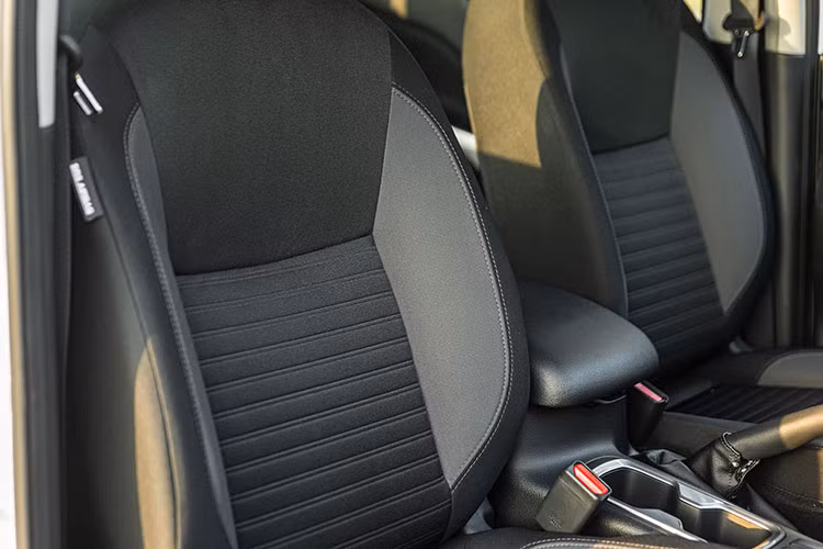 Khả năng cách âm trên Nissan Navara phiên bản mới cũng được cải tiện đáng kể nhờ việc bổ sung vật liệu cách âm 3 lớp, vật liệu hấp thụ tiếng ồn giữa khoang động cơ và cabin. Ngoài ra, cửa kính xe cũng là loại kính cách âm chuyên dụng, bao gồm 2 lớp kính bên ngoài và 1 lớp màng giảm âm chính giữa, đảm bảo triệt tiêu tối đa tiếng ồn ngoài môi trường vọng vào và cải thiện chất lượng âm thanh bên trong khoang xe.