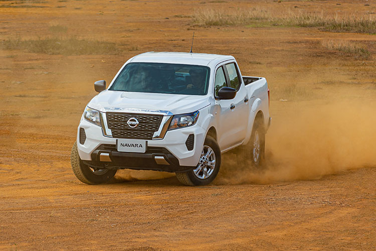 Giá xe Nissan Navara EL 2WD 2022 hiện đã có mặt trên thị trường với mức bán lẻ 699 từ triệu đồng, hai phiên bản tiền nhiệm là Navara VL 4WD và Navara Pro4X có mức giá bán 945 và 970 triệu đồng. 