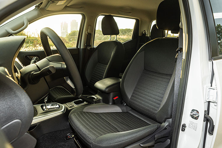 Chiều cao thùng xe cũng được tăng thêm 50 mm, kết hợp với thanh giằng tiện dụng, nắp thùng sau trợ lực thanh xoắn giúp vận chuyển, tháo dỡ hàng hóa tiện lợi và nhanh chóng hơn. Ngoài ra, thiết kế hệ thống lò xo kép 2 tầng với thanh lò xo dày hơn trên xe dễ dàng vận hành với tải trọng nặng, loại bỏ tình trạng xệ, lún khi di chuyển.