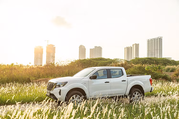 Nissan Navara EL 2WD trang bị các tính năng an toàn gồm hệ thống hỗ trợ khởi hành ngang dốc, chống bó cứng phanh, hỗ trợ lực phanh khẩn cấp, phân bổ lực phanh điện tử, hệ thống kiểm soát lực kéo, điều khiển hành trình Cruise Control, 6 túi khí và hệ thống cân bằng điện tử. 
