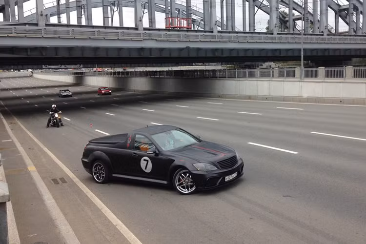 Ngoài việc độ thêm thùng sau, body của xe cũng được chủ nhân làm mới rộng hơn để có thể trang bị bộ lốp lớn với mâm 5 chấu kép "hàng thửa".