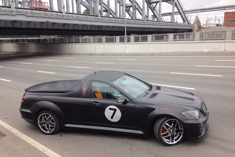 Toàn bộ thân xe được khoác lên lớp sơn màu đen mờ lầm lì và mạnh mẽ. Tương phản với đó là thùng hàng có màu đỏ, nắp đậy "sẹc tông" với ngoại thất. Hàng ghế và một số chi tiết bên trong xe lại được bọc da màu nâu sáng cực kỳ ấn tượng.