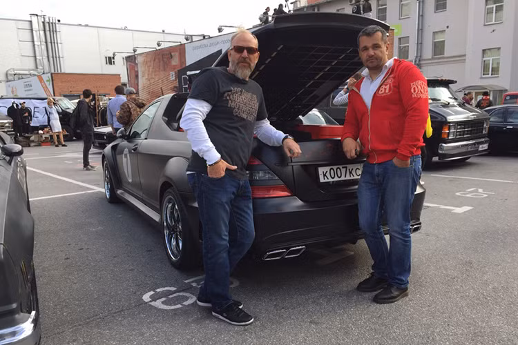 Chiếc xe sedan Mercedes-Benz S 350 sang trọng được biến hoá thành phong cách xe bán tải sau khi được một số người chơi xe độ lại tại Nga. Chắc chắn một điều là sẽ cẳng ai có thể nhận ra đây là một chiếc S-Class nếu như chỉ nhìn ngang hông hoặc phía sau đuôi xe.