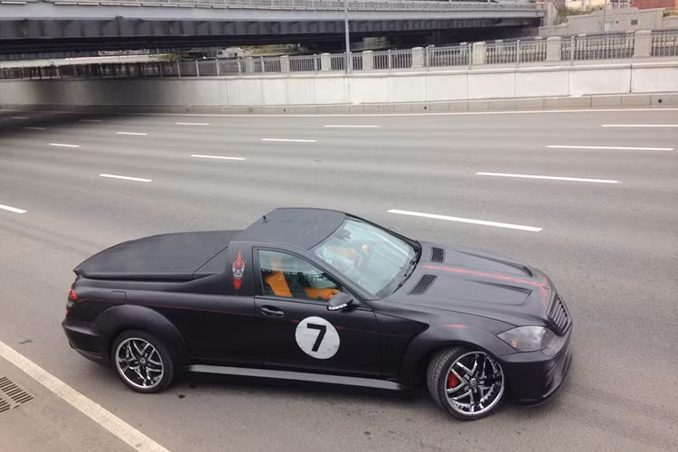 Việc độ lại xe sedan thành bán tải không phải là một điều gì đó quá lạ lùng tại nước ngoài, tuy nhiên chủ yếu nhiều người chơi vẫn thường độ lại từ những chiếc SUV đầy mạnh mẽ. Nhưng điều thú vị ở đây đó là việc nó được "đẽo gọt" từ một chiếc sedan hạng sang khá đặc biệt.