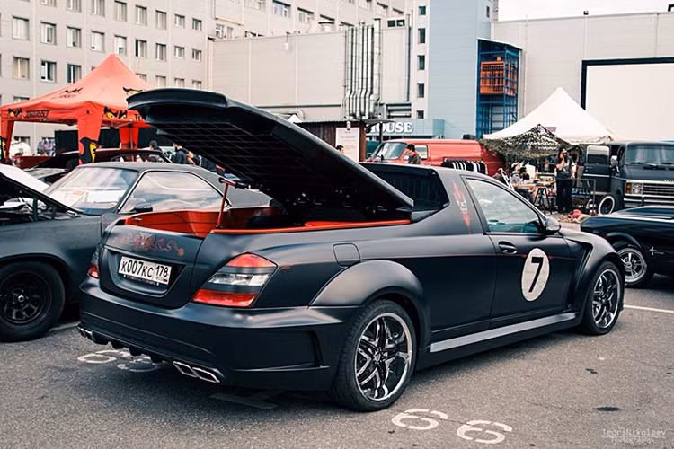 Mặc dù mẫu xe bán tải hạng sang Mercedes-Benz X-Class 2018 vẫn chưa hẹn ngày ra mắt, nhưng tại Nga mới đây đã xuất hiện một mẫu xe bán tải siêu độc đáo dựa trên nền tảng của chiếc sedan hạng sang Mercedes-Benz S-Class được người chơi độ lên.