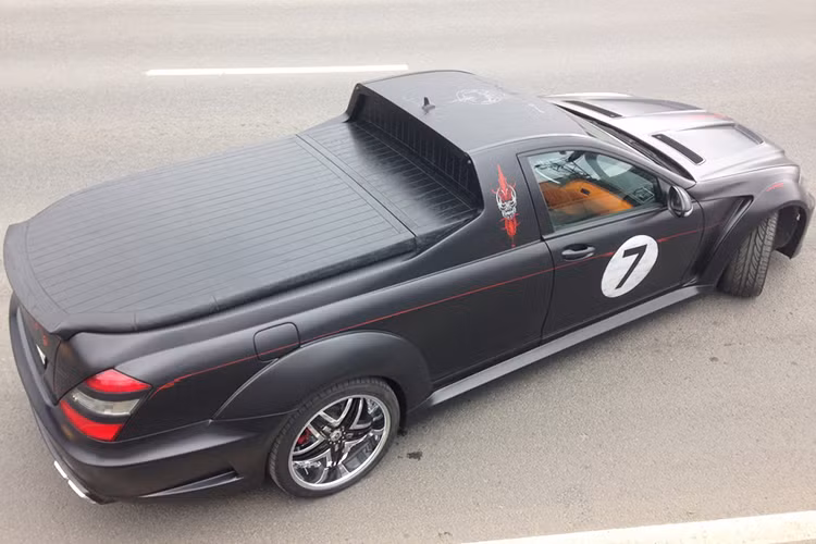 Về tổng thể, chiếc Mercedes-Benz S 350 vẫn được giữ nguyên khoang lái phía trước còn phần đằng sau, bao gồm một phần khoang hành khách và cốp, được nối dài thành một thùng chở hàng với mui đậy cách điệu có thể đóng mở tự động bằng điện.