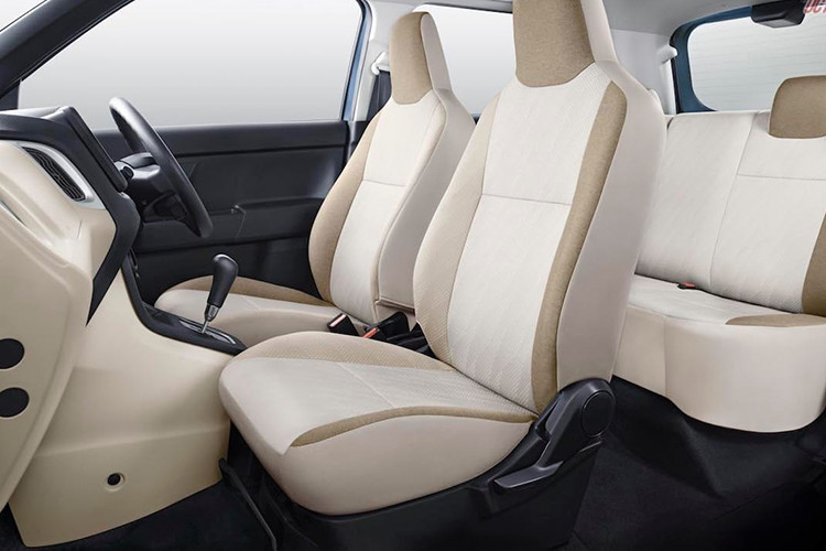 Các trang bị an toàn của Wagon R thế hệ mới cũng khá đầy đủ như hệ thống cảnh báo va chạm, phanh khẩn cấp, cân bằng điện tử, hỗ trợ giữ làn, giữ ga tự động thông minh... trang bị an toàn của xe bao gồm túi khí kép phía trước, dây đai an toàn và bộ hạn chế tải, cảnh báo mở cửa...