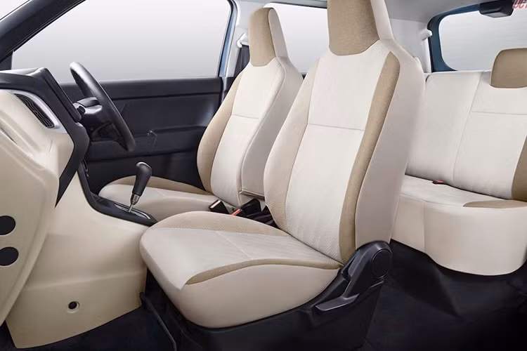 Các trang bị an toàn của Wagon R thế hệ mới cũng khá đầy đủ như hệ thống cảnh báo va chạm, phanh khẩn cấp, cân bằng điện tử, hỗ trợ giữ làn, giữ ga tự động thông minh... trang bị an toàn của xe bao gồm túi khí kép phía trước, dây đai an toàn và bộ hạn chế tải, cảnh báo mở cửa...