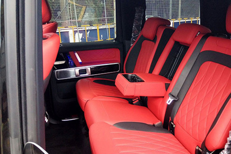 Nằm bên dưới nắp capô của Mercedes-AMG G63 mang màu vàng cát sa mạc vẫn là khối động cơ xăng V8, tăng áp kép, dung tích 4.0 lít mới nhất. Động cơ này tạo ra công suất tối đa 585 mã lực tại tua máy 6.000 vòng/phút và mô-men xoắn cực đại 850 Nm tại dải tua máy 2.500 - 3.500 vòng/phút.