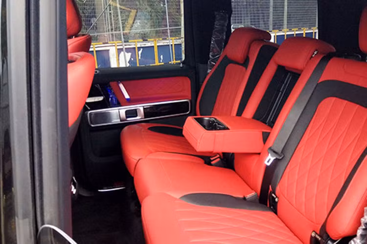 Nằm bên dưới nắp capô của Mercedes-AMG G63 mang màu vàng cát sa mạc vẫn là khối động cơ xăng V8, tăng áp kép, dung tích 4.0 lít mới nhất. Động cơ này tạo ra công suất tối đa 585 mã lực tại tua máy 6.000 vòng/phút và mô-men xoắn cực đại 850 Nm tại dải tua máy 2.500 - 3.500 vòng/phút.