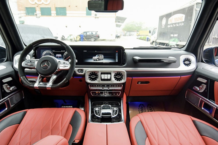 Vô lăng của xe thiết kế dạng 4 chấu kim loại mạ crome, bọc da cao cấp. Màn hình hiển thị thông tin dạng số hoá cho chất luợng hiển thị tối ưu. Logo AMG gắn ở dưới vô lăng. Xe còn được trang bị màn hình đôi Widescreen Cockpit 12.3 inch, lỗ thông gió điều hoà kiểu tuabin, hệ thống đèn viền nội thất 64 tùy chọn màu sắc.