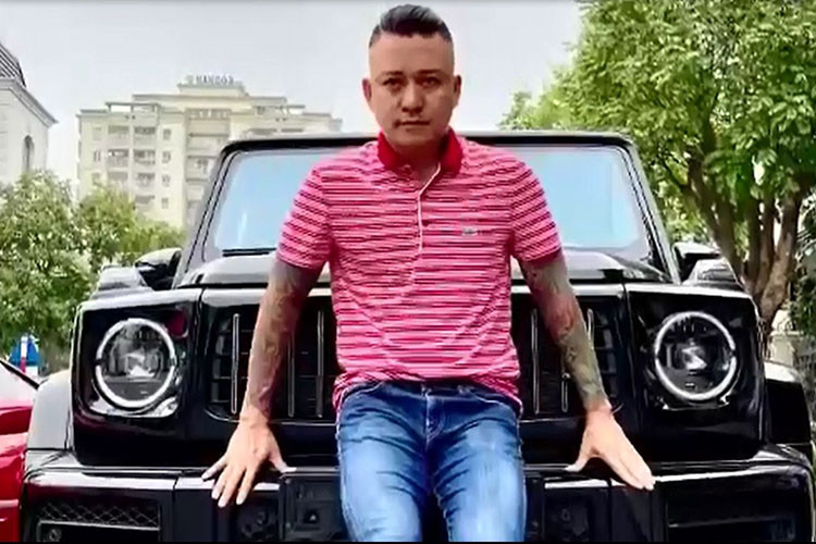 Như vậy, sau hơn 1 tháng bán chiếc siêu xe Ferrari 488 GTB màu đỏ, nam ca sĩ Tuấn Hưng đã mua ngay chiếc xe SUV hạng sang Mercedes-AMG G63 với biển số cực đẹp trong những ngày cuối cùng của tháng 4 để có xe tiện chở theo gia đình nhỏ của mình.