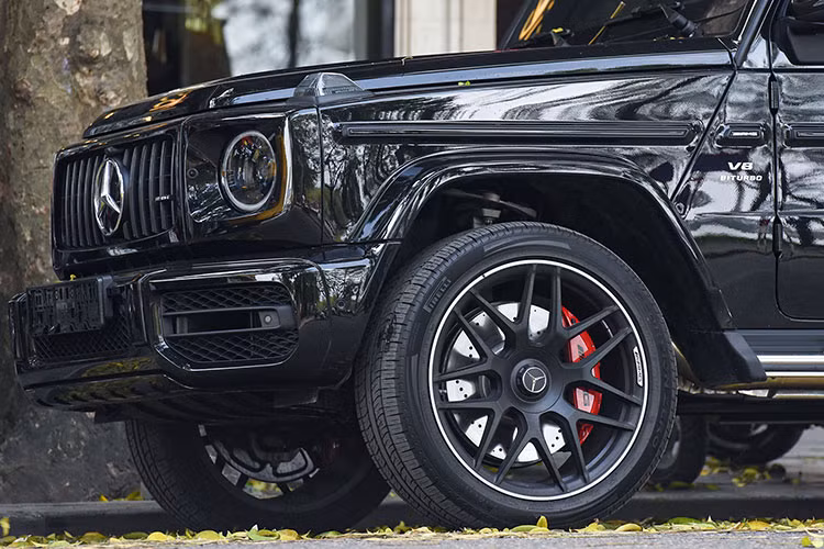 Thay đổi tiếp theo của dòng xe Mercedes-AMG G63 thế hệ thứ hai (W463) phải kể đến cản va trước, hốc gió trước thay đổi thiết kế. Hệ thống đèn chiếu sáng trên Mercedes-AMG G63 thế hệ thứ hai đã được nâng cấp lên LED toàn phần với "đôi mắt" thiết kế lại hoàn toàn. Trong đó, cụm đèn hậu được thiết kế lại gọn gàng hơn, cản sau của xe cũng trông vạm vỡ so với bản cũ.