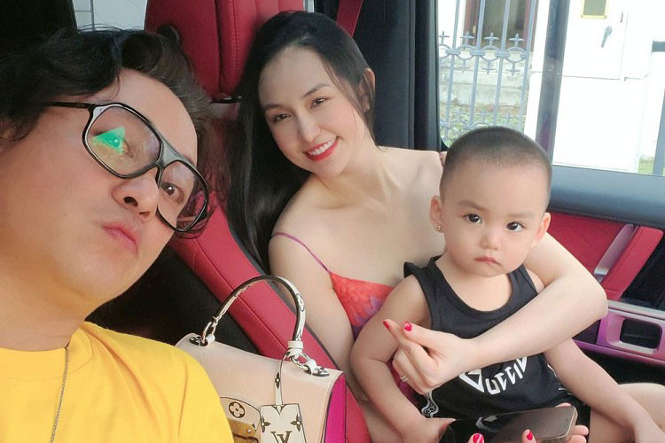 Bên trong khoang nội thất chiếc G63 AMG của Tuấn Hưng là sự kết hợp giữa thiết kế cổ điển cứng cáp pha trộn với công nghệ của tương lai. Mặc dù là một mẫu SUV vơpis phong cách "vua địa hình", nhưng ở bên trong xe nó không thua kém bất kỳ một mẫu xe sedan hạng sang nào.