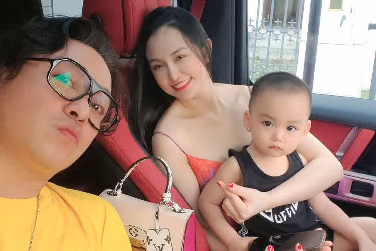 Bên trong khoang nội thất chiếc G63 AMG của Tuấn Hưng là sự kết hợp giữa thiết kế cổ điển cứng cáp pha trộn với công nghệ của tương lai. Mặc dù là một mẫu SUV vơpis phong cách "vua địa hình", nhưng ở bên trong xe nó không thua kém bất kỳ một mẫu xe sedan hạng sang nào.