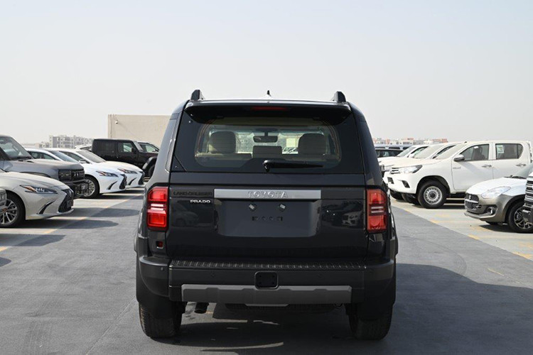 Thứ hai là động cơ xăng 4 xi-lanh, hút khí tự nhiên, dung tích 2.7L, cho công suất tối đa 163 mã lực và mô-men xoắn cực đại 246 Nm. Động cơ này đi với hộp số tự động Super ECT 6 cấp. Cả hai động cơ này sẽ kết hợp với hệ dẫn động 4 bánh toàn thời gian với khóa vi sai Torsen LSD trung tâm và khóa vi sai điện tử phía sau. 