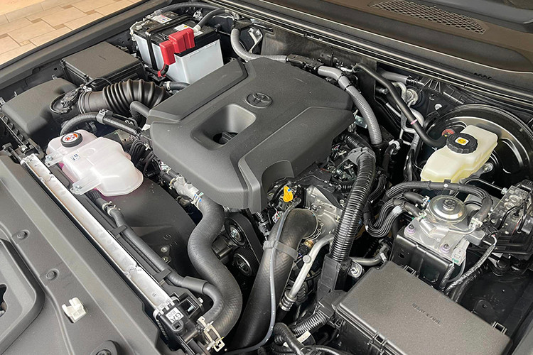 Theo tài liệu đào tạo sản phẩm, phiên bản mới sẽ nâng cấp mâm từ 19 inch lên 20 inch và đèn pha có tính năng thích ứng Bladescan giống Lexus. Bên trong khoang nội thất được bổ sung tính năng sưởi hàng ghế sau, hiển thị thông tin trên kính lái (HUD), ổ cắm HDMI, cửa sổ trời lớn và 14 loa JBL ở bản cũ đổi thành 14 loa cao cấp.