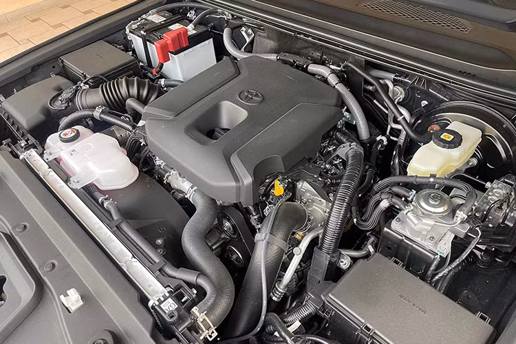 Theo tài liệu đào tạo sản phẩm, phiên bản mới sẽ nâng cấp mâm từ 19 inch lên 20 inch và đèn pha có tính năng thích ứng Bladescan giống Lexus. Bên trong khoang nội thất được bổ sung tính năng sưởi hàng ghế sau, hiển thị thông tin trên kính lái (HUD), ổ cắm HDMI, cửa sổ trời lớn và 14 loa JBL ở bản cũ đổi thành 14 loa cao cấp.