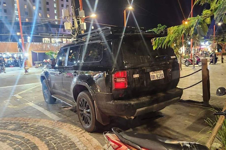 Tuy nhiên, chiếc xe SUV Toyota Land Cruiser Prado 2024 này lại đeo biển số Lào nên có thể đây chỉ là xe thuộc diện tạm nhập và sẽ tái xuất về nước bạn sau khi giấy liên vận hết hạn. Vào hồi tháng 4/2024 vừa qua, nhiều bộ phận trên Toyota Land Cruiser Prado thế hệ mới đã được đăng ký bảo hộ kiểu dáng công nghiệp tại nước ta.