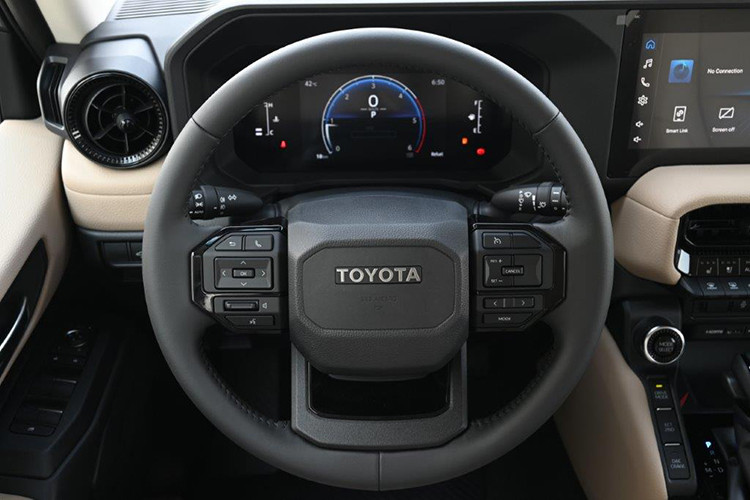 Tại xứ sở hoa anh đào, Toyota Land Cruiser Prado 2024 được gọi là Land Cruiser LC250, để phân biệt với Land Cruiser LC300 đang bán trên thị trường. So với thế hệ cũ, Xe có thiết kế gần như khác biệt hoàn toàn.