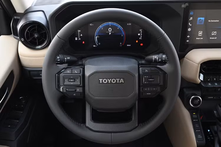 Tại xứ sở hoa anh đào, Toyota Land Cruiser Prado 2024 được gọi là Land Cruiser LC250, để phân biệt với Land Cruiser LC300 đang bán trên thị trường. So với thế hệ cũ, Xe có thiết kế gần như khác biệt hoàn toàn.