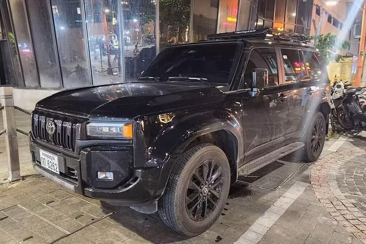 Trên mạng xã hội gần đây lan truyền hình ảnh một chiếc Toyota Land Cruiser Prado 2024 tại V iệt Nam, cụ thể là trên đường phố tại Đà Nẵng. Sự xuất hiện bất ngờ của Land Cruiser Prado 2024 tại nước ta thu hút rất nhiều sự chú ý của giới mê xe trong nước.