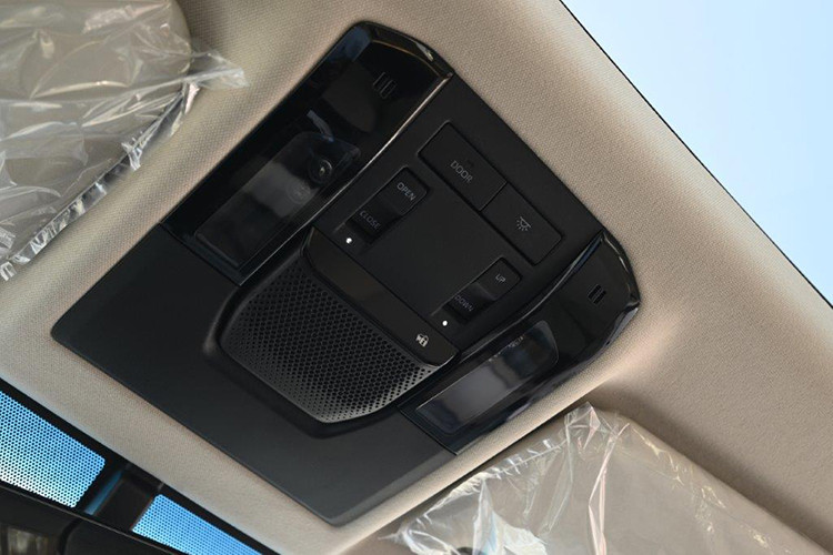 Về thiết kế, Toyota Land Cruiser Prado 2024 là sự kết hợp giữa những nét truyền thống với hiện đại. Xe sở hữu kiểu dáng hình hộp được chia sẻ cùng với Lexus GX 2024 mới ra mắt gần đây. Cụm đèn pha và mặt ca lăng vuông vức được lấy cảm hứng từ những chiếc Land Cruiser J60 hồi thập niên 80 của thế kỷ trước.