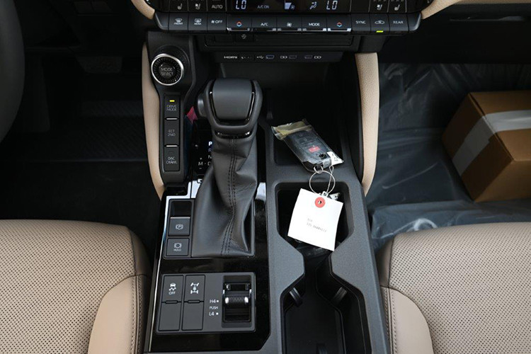 Theo đó, xe có kích thước dài x rộng x cao lần lượt là 4.920 x 2.139 x 1.859 mm và chiều dài cơ sở 2.850 mm. So với thế hệ cũ, xe dài hơn 60 mm, rộng hơn 254 mm, thấp hơn 31 mm và chiều dài cơ sở tăng 60 mm. Chiều cao gầm xe đạt 221 mm trong khi góc tiếp cận là 30 độ, góc thoát 22 độ và góc vượt đỉnh dốc 25 độ.