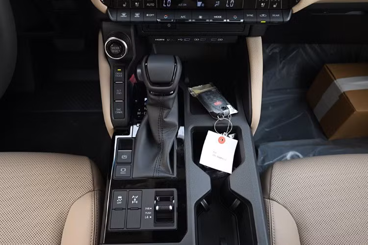 Theo đó, xe có kích thước dài x rộng x cao lần lượt là 4.920 x 2.139 x 1.859 mm và chiều dài cơ sở 2.850 mm. So với thế hệ cũ, xe dài hơn 60 mm, rộng hơn 254 mm, thấp hơn 31 mm và chiều dài cơ sở tăng 60 mm. Chiều cao gầm xe đạt 221 mm trong khi góc tiếp cận là 30 độ, góc thoát 22 độ và góc vượt đỉnh dốc 25 độ.