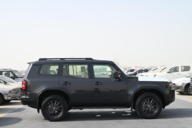 Điểm khác biệt của Toyota Land Cruiser Prado 2024 tại Nhật Bản so với xe ở Bắc Mỹ và châu Âu chính là động cơ. Theo đó, mẫu xe này không dùng động cơ hybrid Nhật Bản mà là 2 tùy chọn động cơ khá quen thuộc với người Việt. Đầu tiên là động cơ diesel 4 xi-lanh, tăng áp, dung tích 2.8L, tạo ra công suất tối đa 201 mã lực và mô-men xoắn cực đại 500 Nm. Động cơ này đi kèm với hộp số tự động 8 cấp.