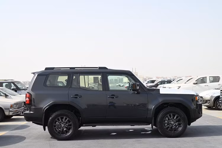 Điểm khác biệt của Toyota Land Cruiser Prado 2024 tại Nhật Bản so với xe ở Bắc Mỹ và châu Âu chính là động cơ. Theo đó, mẫu xe này không dùng động cơ hybrid Nhật Bản mà là 2 tùy chọn động cơ khá quen thuộc với người Việt. Đầu tiên là động cơ diesel 4 xi-lanh, tăng áp, dung tích 2.8L, tạo ra công suất tối đa 201 mã lực và mô-men xoắn cực đại 500 Nm. Động cơ này đi kèm với hộp số tự động 8 cấp.