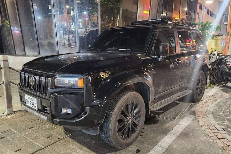 Trên mạng xã hội gần đây lan truyền hình ảnh một chiếc Toyota Land Cruiser Prado 2024 tại V iệt Nam, cụ thể là trên đường phố tại Đà Nẵng. Sự xuất hiện bất ngờ của Land Cruiser Prado 2024 tại nước ta thu hút rất nhiều sự chú ý của giới mê xe trong nước.