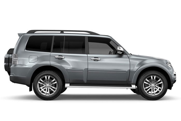 Pajero cùng với Land Cruiser đã từng là những mẫu xe SUV "khủng" nhất được bán ở Việt Nam, tuy nhiên mẫu xe này đã thuộc thế hệ thứ 4 và từng ra mắt từ 10 năm trước khiến nó khó có thể cạnh tranh được với các dòng xe thế hệ mới. Bản thân Mitsubishi cũng đã gần như "bỏ rơi" dòng xe này khi không cập nhật nó trên toàn Thế giới.