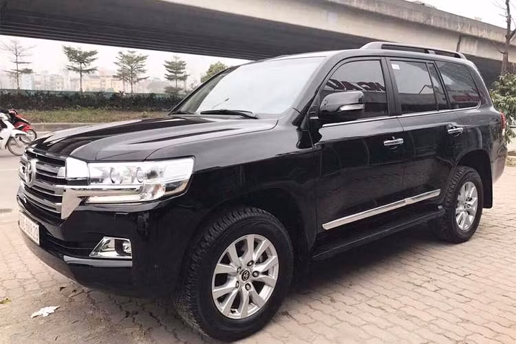 Mẫu xe SUV hạng sang cỡ lớn Toyota Land Cruiser 2016 được đưa về Việt Nam vào tháng 11/2015 thông qua một nhà nhập khẩu tư nhân tại Hà Nội. Đến cuối năm 2015, Toyota Việt Nam cũng đã chính thức giới thiệu ra thị trường phiên bản chính hãng của mẫu xe này.