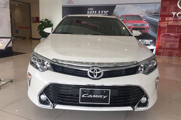 Về ngoại thất, cả ba phiên bản của mẫu xe sedan đình đám nhà Toyota đều được trang bị đèn chiếu gần LED dạng bóng chiếu thay cho đèn dạng HID ở phiên bản trước, giúp tiết kiệm năng lượng, tăng vẻ hiện đại của chiếc xe và tăng cường hiệu quả chiếu sáng của cụm đèn trước.