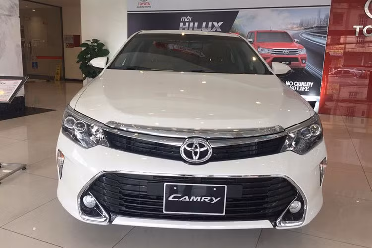 Về ngoại thất, cả ba phiên bản của mẫu xe sedan đình đám nhà Toyota đều được trang bị đèn chiếu gần LED dạng bóng chiếu thay cho đèn dạng HID ở phiên bản trước, giúp tiết kiệm năng lượng, tăng vẻ hiện đại của chiếc xe và tăng cường hiệu quả chiếu sáng của cụm đèn trước.