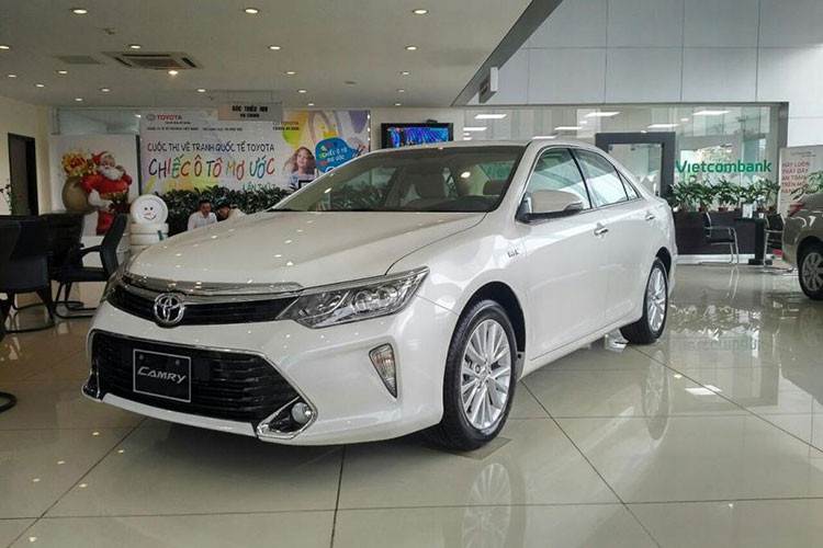 Mẫu xe sedan Toyota Camry 2018 bản nâng cấp vừa chính thức được giới thiệu tại thị trường Việt vào đầu tháng 10/2017 vừa qua. Camry phiên bản cải tiến vẫn duy trì 3 phiên bản: 2.5Q, 2.5G và 2.0E cùng một số thay đổi về thiết kế nội ngoại thất, cũng như có giá bán "dễ chịu" hơn rất nhiều so với các phiên bản từng được bán ra trước đây.