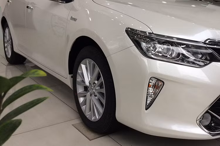 Ở phía sau mẫu xe cụm đèn hậu sử dụng bóng đèn LED, nắp ca-pô dang bo tròn mang tính trẻ trung và trang nhã. Đèn xi nhan của cả ba phiên bản cũng được tích hợp vào cản trước của xe góp phần tạo nên thiết kế đầu xe sang trọng hơn. Bộ mâm xe làm bằng hợp kim sáng kích thước 17 inch, đi cùng lốp có kích thước 215/55-R17.