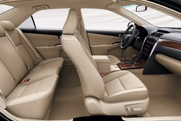 Về tính năng an toàn, tất cả các phiên bản của Toyota Camry 2018 đều được trang bị 7 túi khí (2 túi khí trước, 2 túi khí hông bên phía trước, túi khí đầu gối người lái và 2 túi khí rèm) giúp giảm thiểu tối đa chấn thương cho người lái và hành khách trong trường hợp xảy ra va chạm.