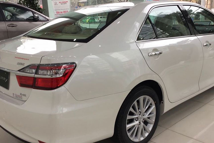 Kích thước của Toyota Camry phiên bản nâng cấp mới tại Việt Nam này không thay đổi nhiều so với trước, cụ thể chiều dài tổng thể 4.850 mm, rộng 1.825 mm, cao 1.470 mm và chiều dài cơ sở 2.775 mm. Khoảng sáng gầm 150 mm, dung tích bình xăng 65 lít và bán kính quay 5,5 m.