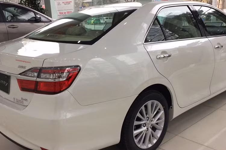 Kích thước của Toyota Camry phiên bản nâng cấp mới tại Việt Nam này không thay đổi nhiều so với trước, cụ thể chiều dài tổng thể 4.850 mm, rộng 1.825 mm, cao 1.470 mm và chiều dài cơ sở 2.775 mm. Khoảng sáng gầm 150 mm, dung tích bình xăng 65 lít và bán kính quay 5,5 m.